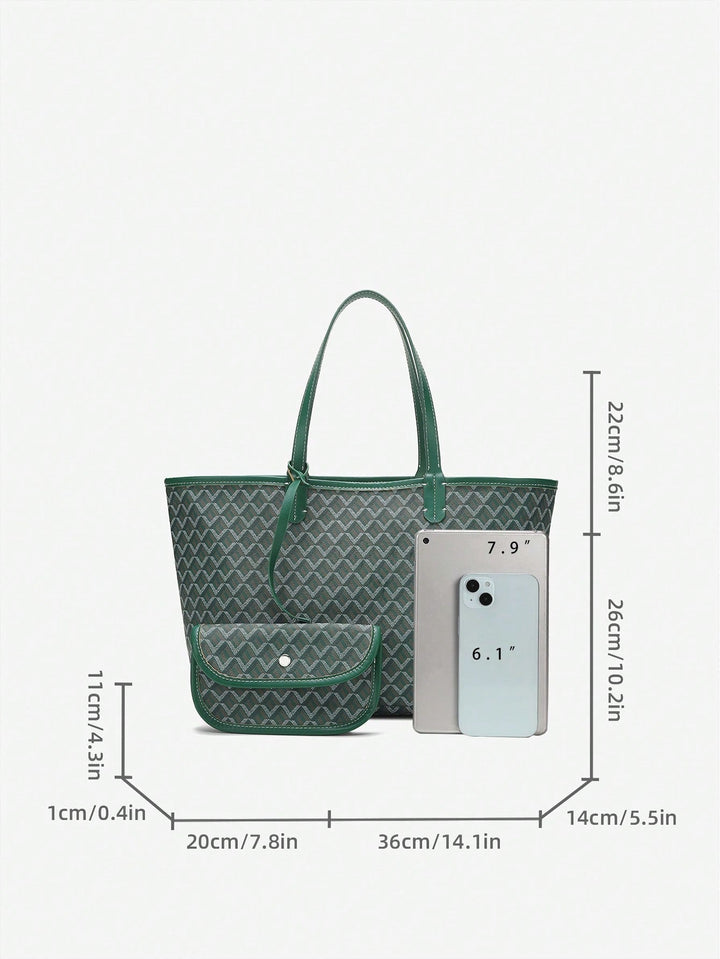 Een vrouw loopt met de moderne PVC tote bag, toont de stijlvolle integratie in een dagelijkse outfit.