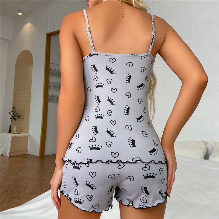 Lichte zomer dames pyjamaset met spaghettibandjes en subtiel kant, heerlijk voor warme nachten.