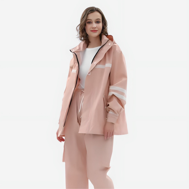 "Dames regenpak beige, lichtgewicht en ademend, volledig waterdicht voor stijlvolle bescherming tegen regen."