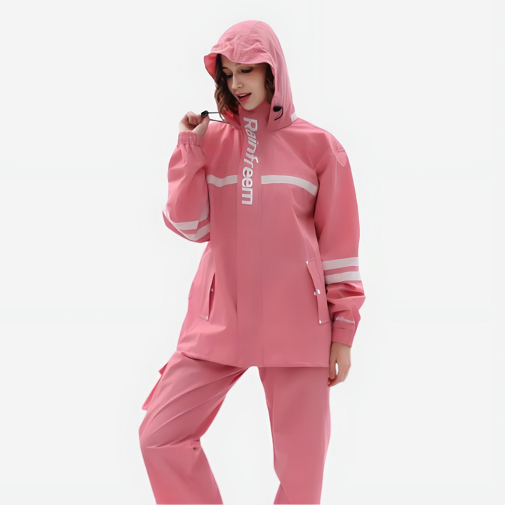 "Dames regenpak beige, lichtgewicht en ademend, volledig waterdicht voor stijlvolle bescherming tegen regen."