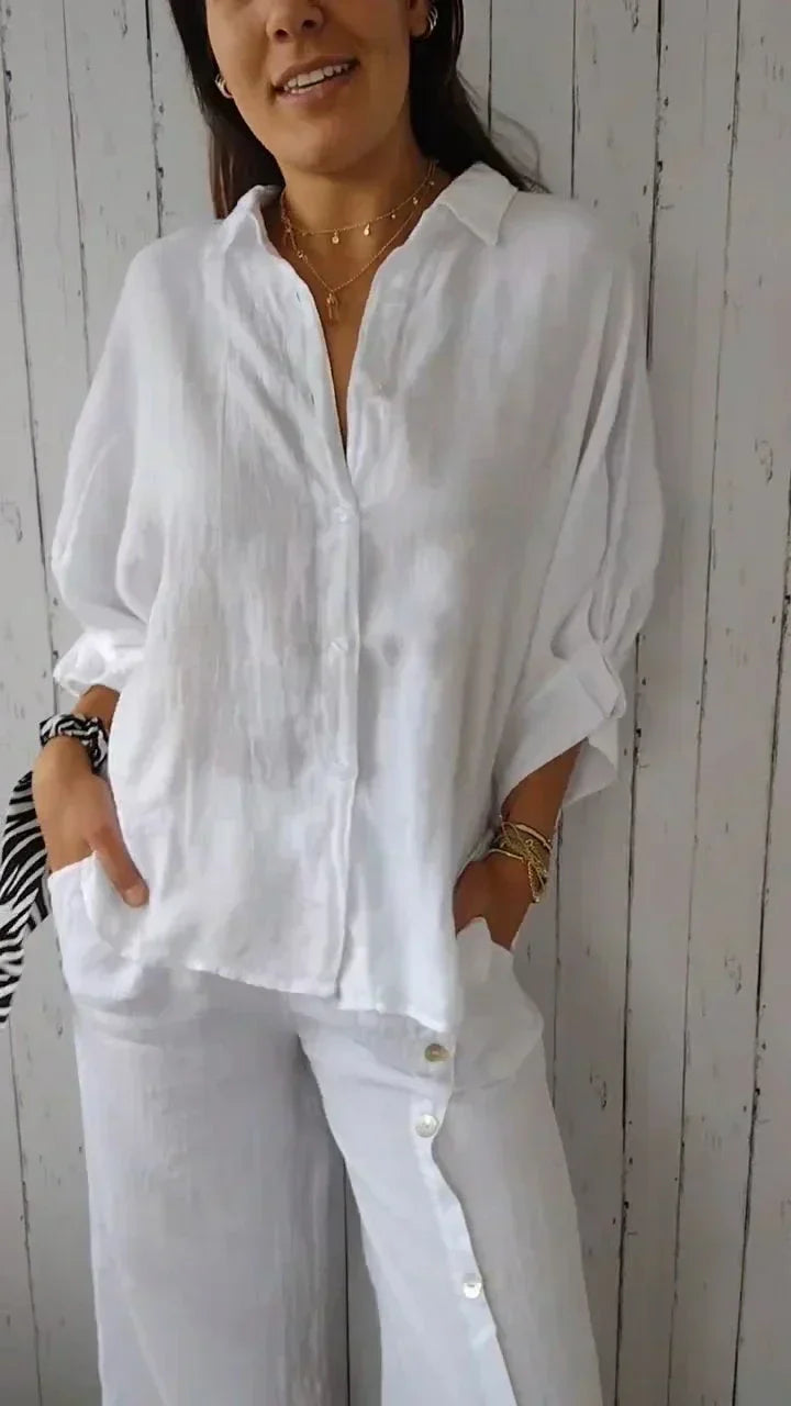 Close-up van de knoopsluiting op een comfortabele damesblouse. Ideaal voor dagelijks gebruik en een relaxte stijl.