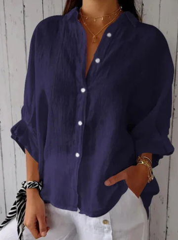 Model draagt een casual damesblouse met relaxte pasvorm en knoopsluiting, geschikt voor elke gelegenheid.