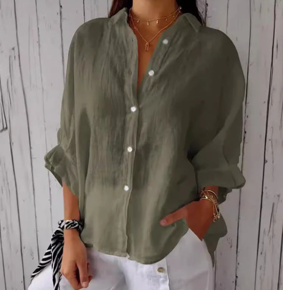 Luchtige damesblouse met knoopsluiting, ontworpen voor comfort en stijl. Een must-have voor de zomer garderobe.