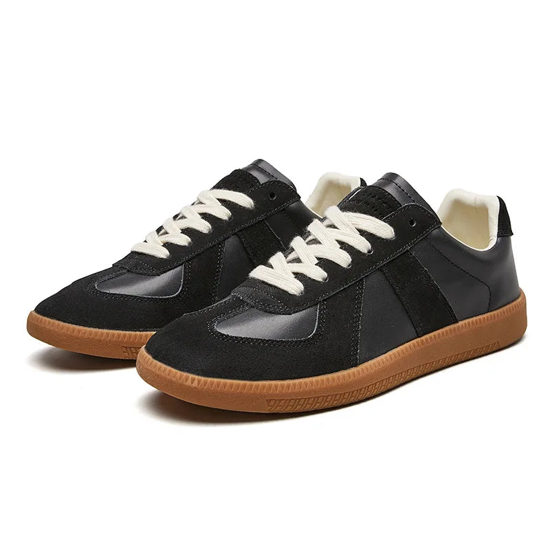 Chunky sole sneakers voor dames, retro design in zwart en wit. Comfortabele, stijlvolle casual schoenen.