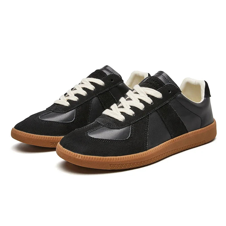 Chunky sole sneakers voor dames, retro design in zwart en wit. Comfortabele, stijlvolle casual schoenen.