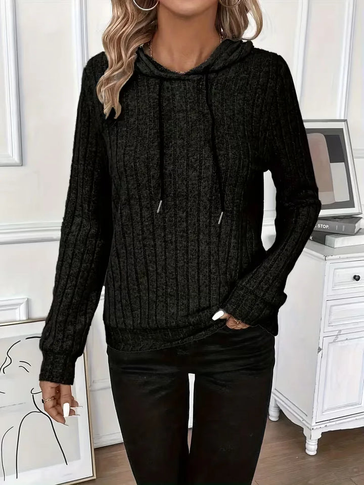 Winterkleding dames: warme en comfortabele ribbel hoodie met relaxte pasvorm.