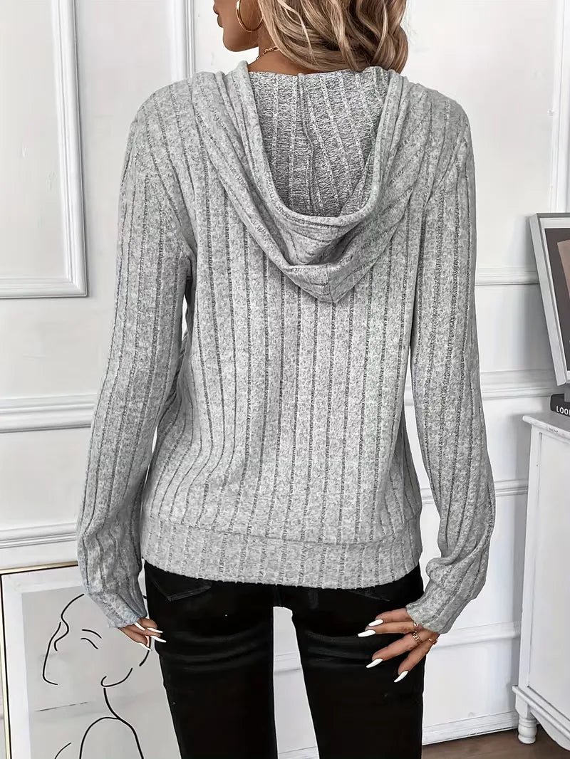 Trendy dames ribbel hoodie met relaxte pasvorm, ideaal voor herfstmode en winterkleding.