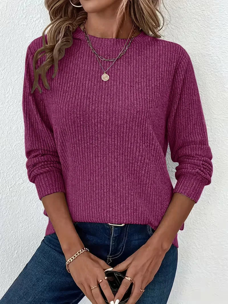 Gebreide dames trui met fijne ribbelstructuur en elegante ronde hals.