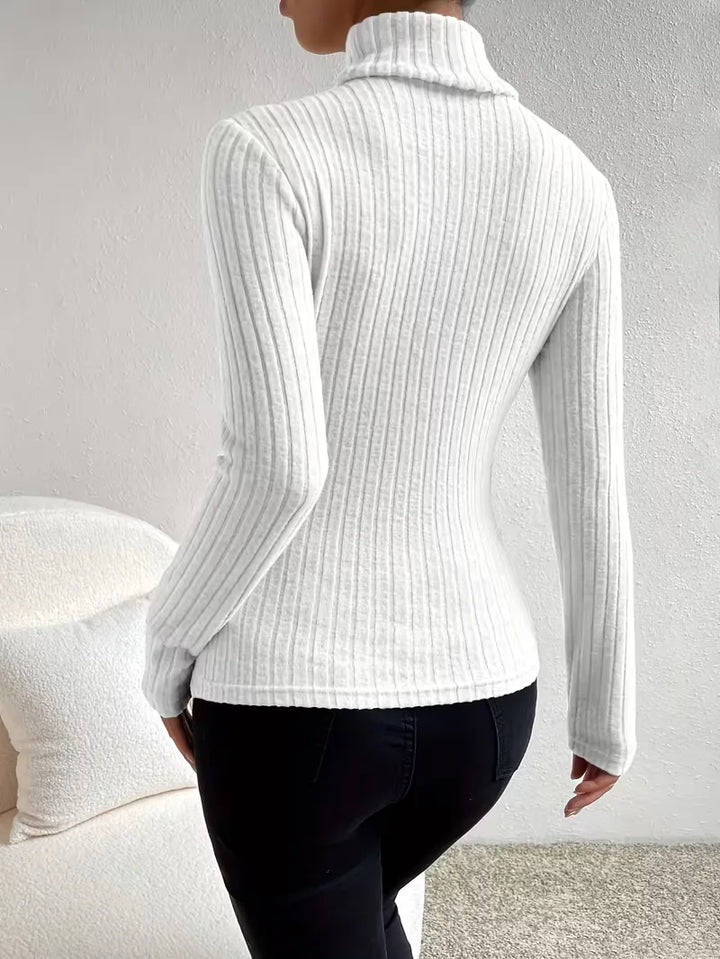 Stijlvolle dames slimfit longsleeve coltrui met ribgebreide textuur. Perfect voor een elegante winterlook.
