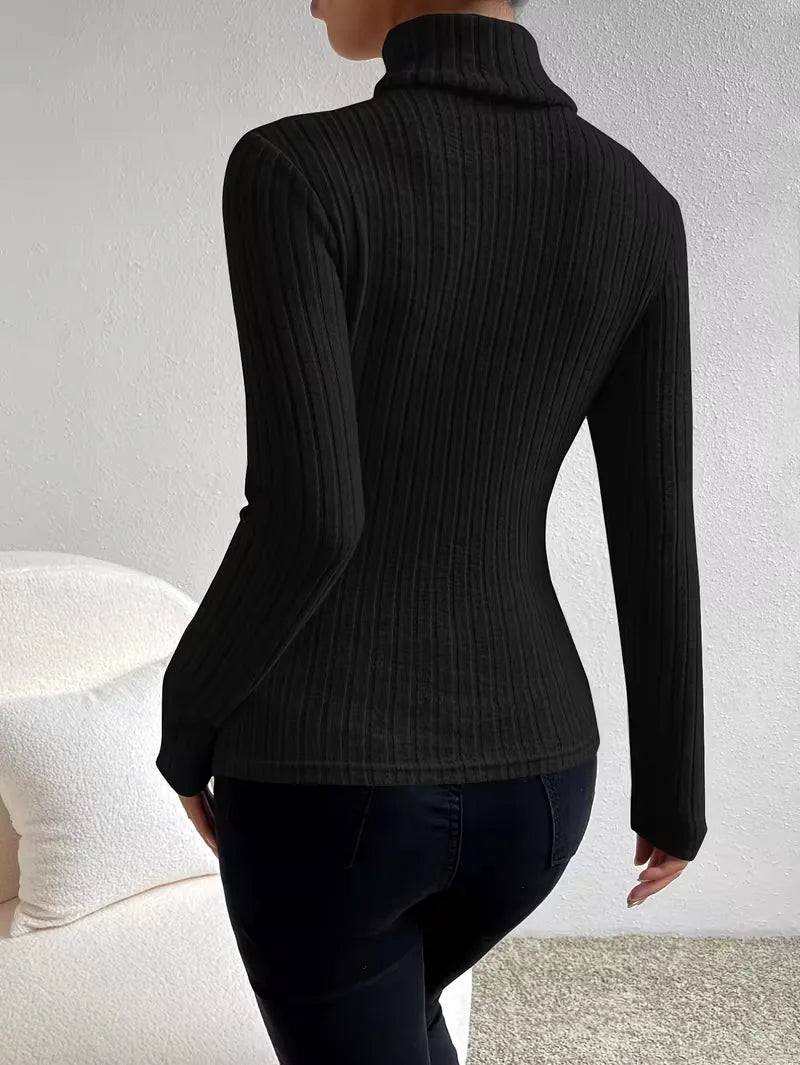 Dameskleding: zwarte ribgebreide coltrui longsleeve, slimfit model. Geschikt voor herfst en winter.
