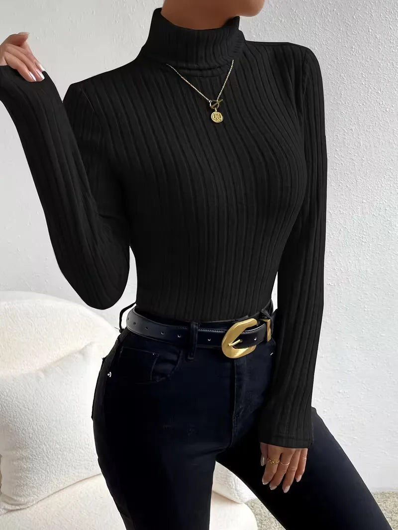 Close-up van de ribgebreide textuur van een slimfit dames longsleeve coltrui. Elegant en zacht.