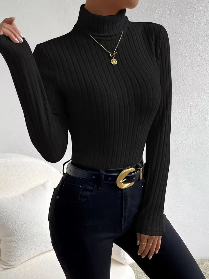 Close-up van de ribgebreide textuur van een slimfit dames longsleeve coltrui. Elegant en zacht.