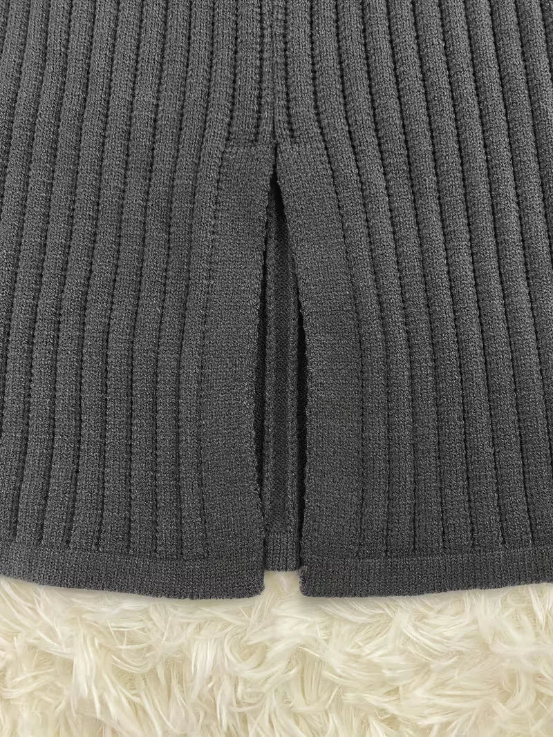Dames kantoor set: ribgebreide tweedelige outfit met trui en rok.