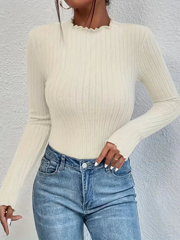 Dames longsleeve met ribstructuur, stijlvolle mock nek en subtiele ruches, ideaal voor gelaagde looks.