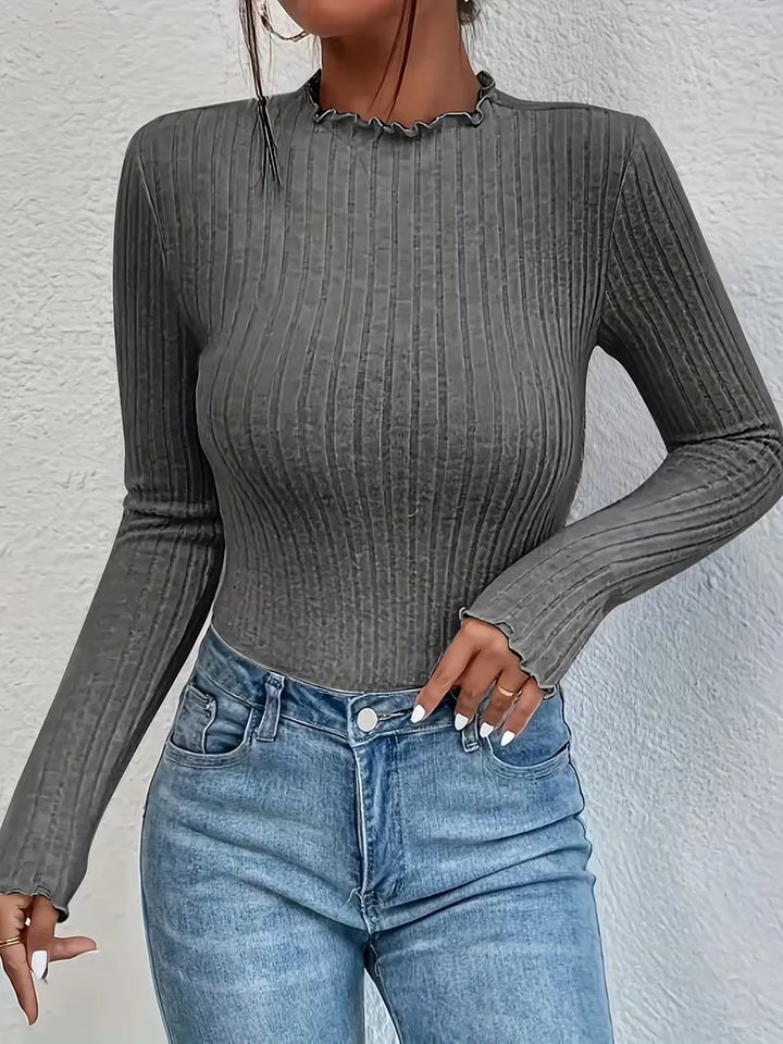 Comfortabele dames longsleeve van ribstof, met een stijlvolle mock hals en subtiele ruches afwerking.