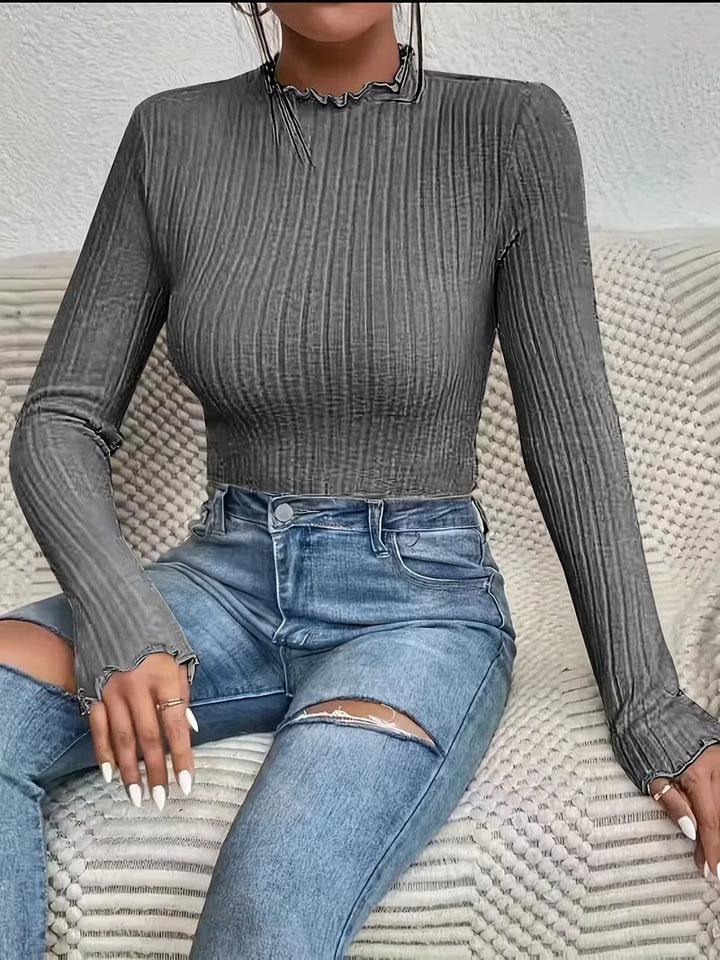Dames ribstof longsleeve met mock nek en ruches, ideaal voor een gelaagde look of solo te dragen.