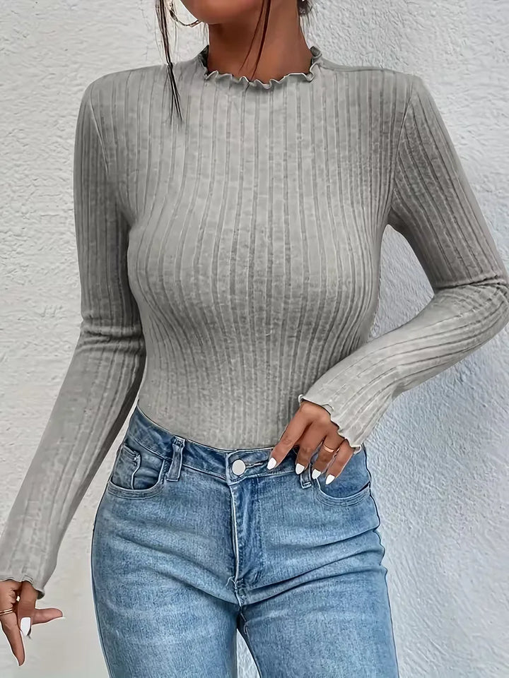 Comfortabele ribstof dames longsleeve met mock nek en ruches, zacht op de huid en stijlvol.