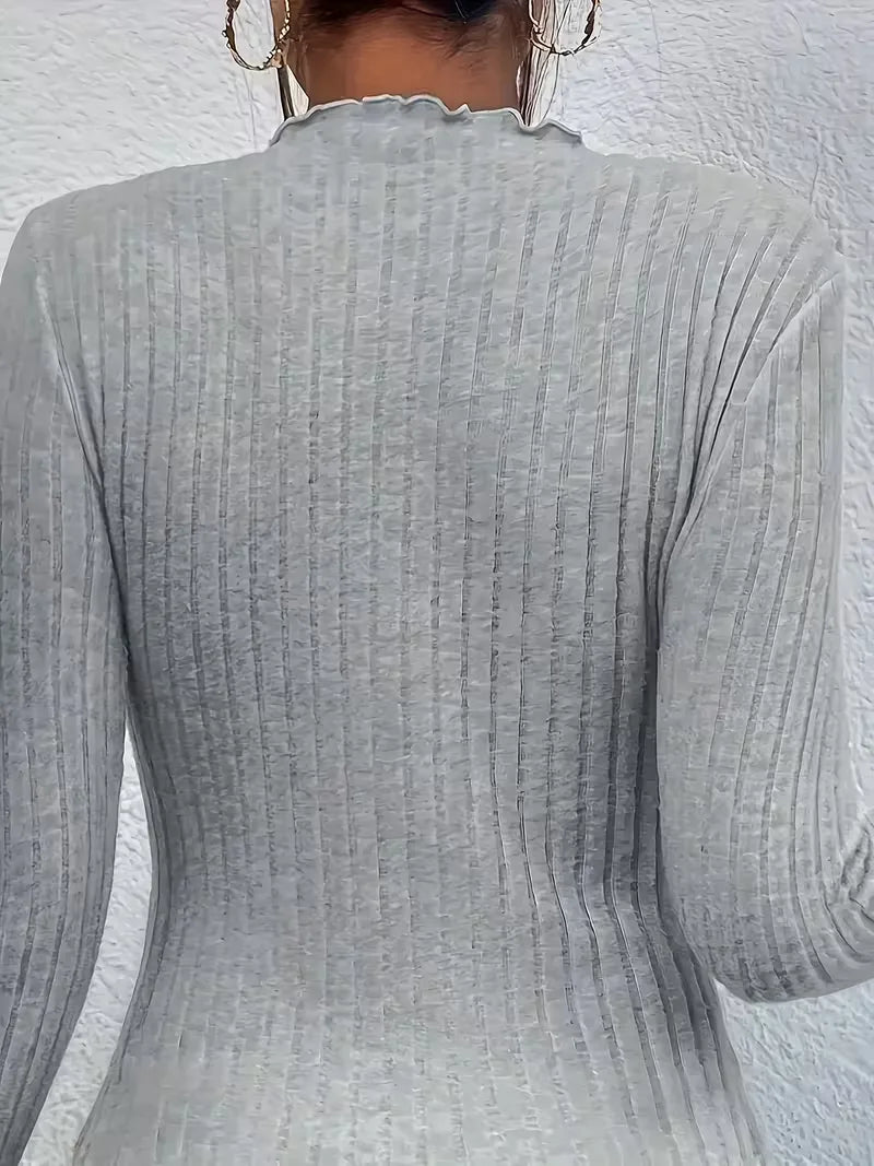 Slim fit dames rib top met mock hals en ruches, ideaal voor zowel casual als geklede gelegenheden.