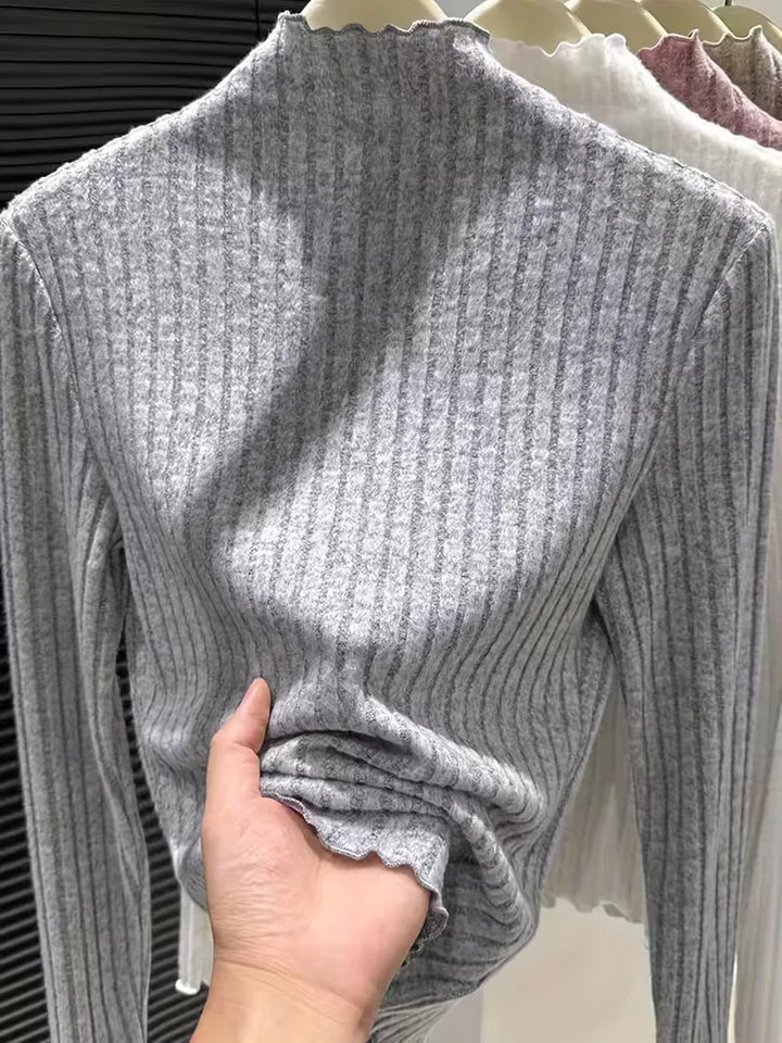 Dames longsleeve in ribstof met mock hals en ruches, een basic met een trendy twist.
