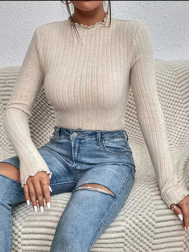 Comfortabele dames longsleeve in ribstof met hoge hals en ruches, ideaal als casual of elegante top.