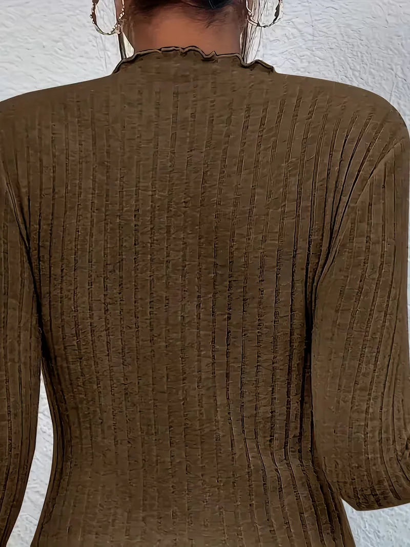 Dames rib longsleeve met mock halslijn en ruches, de perfecte mix van comfort en elegantie.