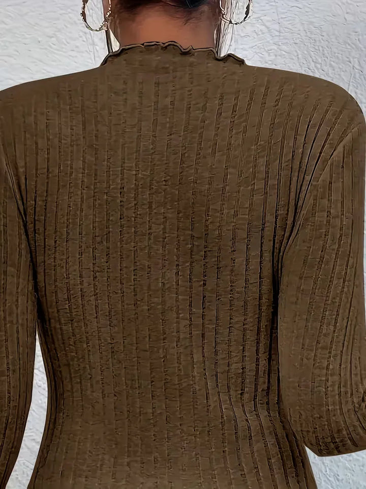 Dames rib longsleeve met mock halslijn en ruches, de perfecte mix van comfort en elegantie.