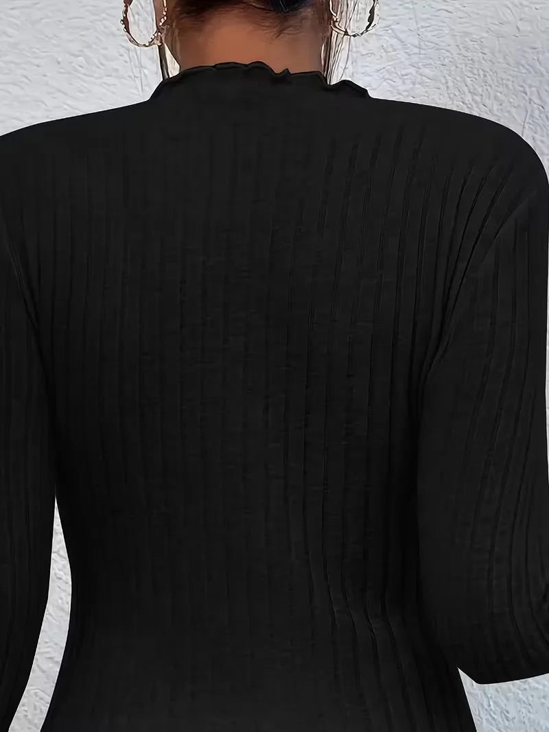 Veelzijdige dames ribstof top met opstaande kraag en ruches, combineerbaar met diverse stijlen.