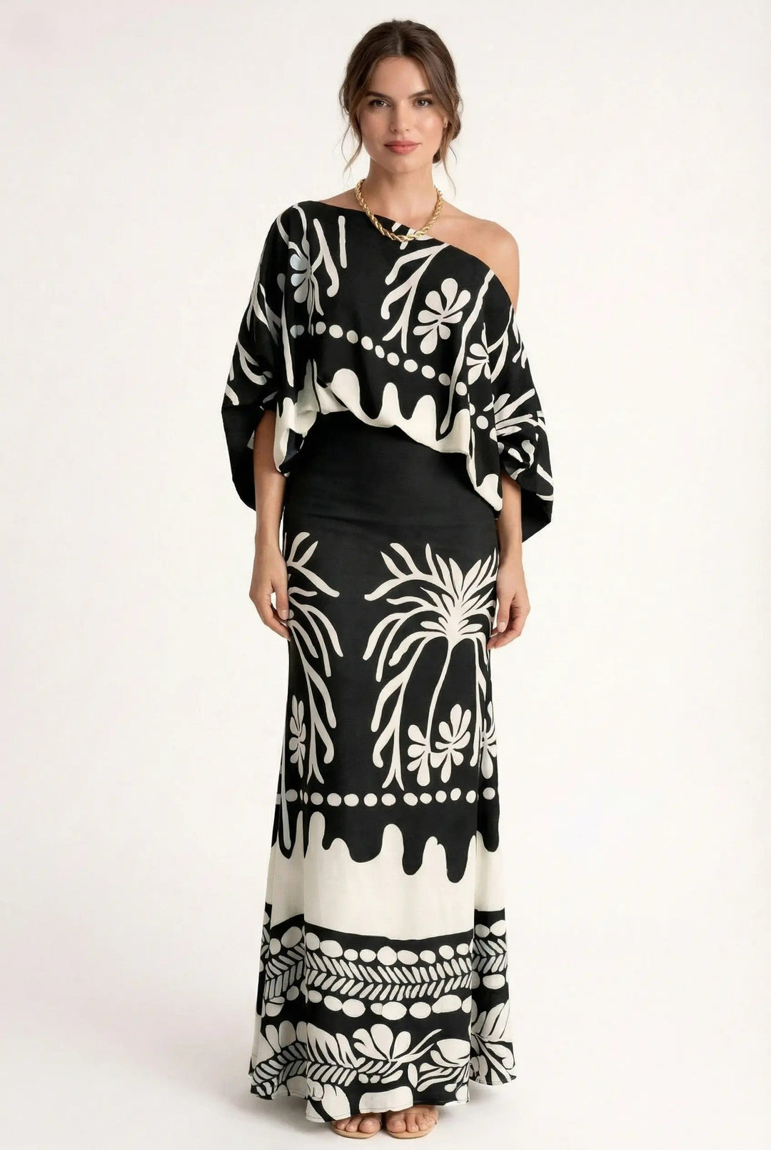 Elegante dames outfitset: blouse met delicate lenteprint en bijpassende zwarte rok. Perfect voor een stijlvolle zomer.