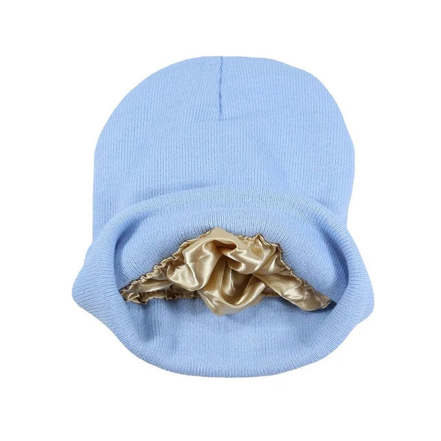 Satijn gevoerde muts voor dames in effen kleur, perfect als winteraccessoire en voor haarbehoud, vanbinnen gezien