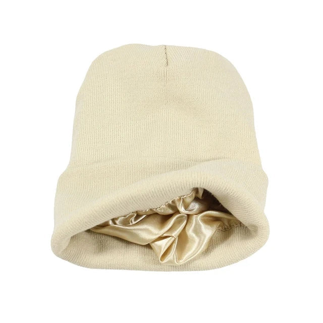 Assortiment van kleuren voor de satijn gevoerde gebreide muts, toont veelzijdigheid en mode voor dames