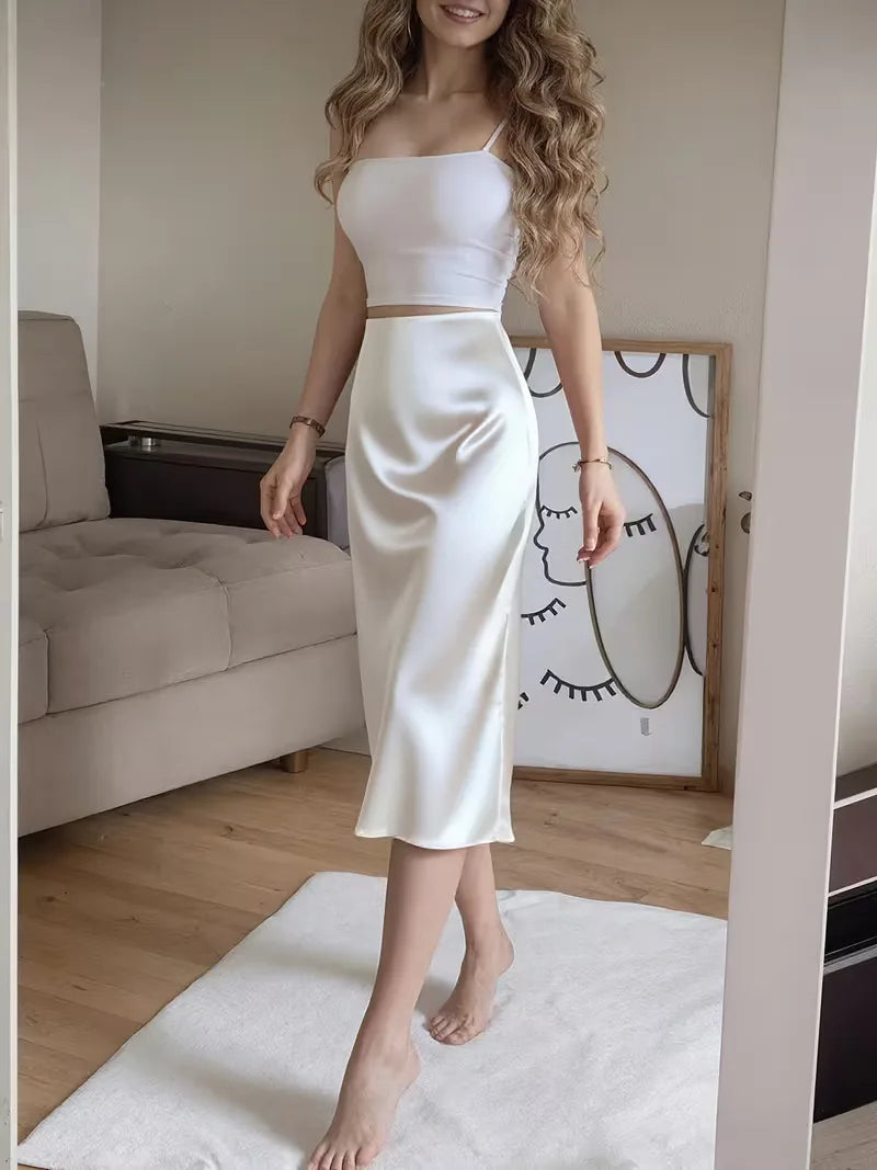 Satijnen midi rok met hoge split, elegant en comfortabel, ideaal voor lente en najaar.
