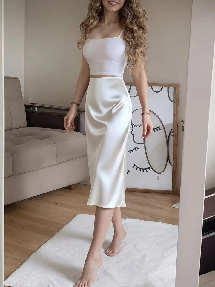 Satijnen midi rok met hoge split, elegant en comfortabel, ideaal voor lente en najaar.