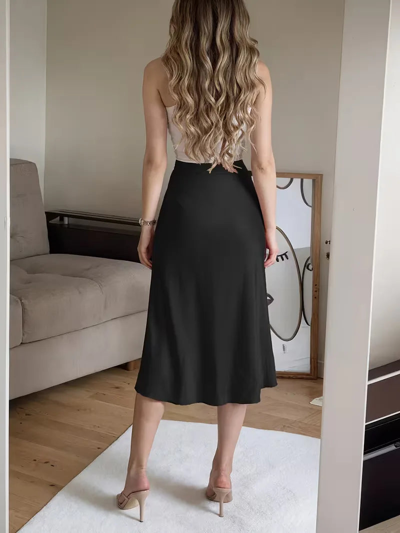 Smart casual dames midi rok van satijn, met elegante hoge split en knoopdetails.