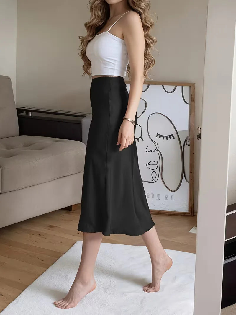 Chique satijnen rok met hoge split voor dames, perfect voor een elegante najaarsoutfit.