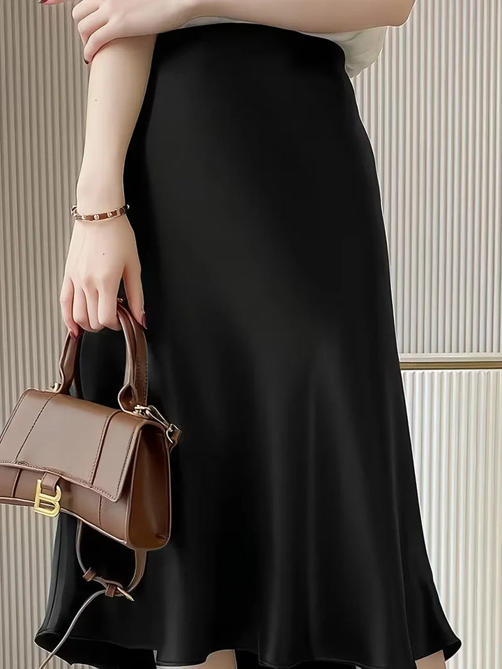 Beige satijnen midi rok, damesmodel, met een elegante hoge split en knoopdetails.