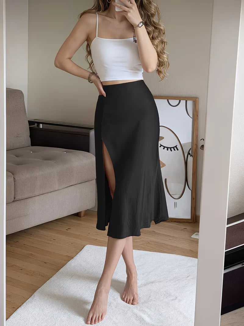 Goudkleurige satijnen midi rok met hoge split, perfect voor feestelijke dameskleding.