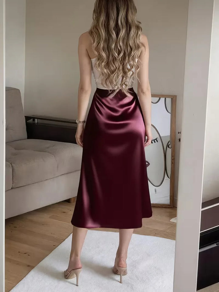 Satijnen midi rok met hoge split en knoopdetails, een perfecte damesrok voor het najaar.