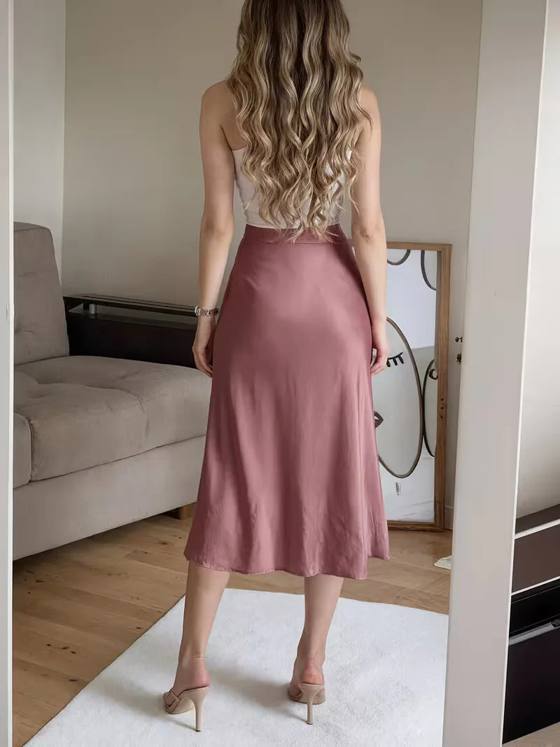 Elegante damesrok: satijnen midi rok met chique hoge split en knoopdetails.