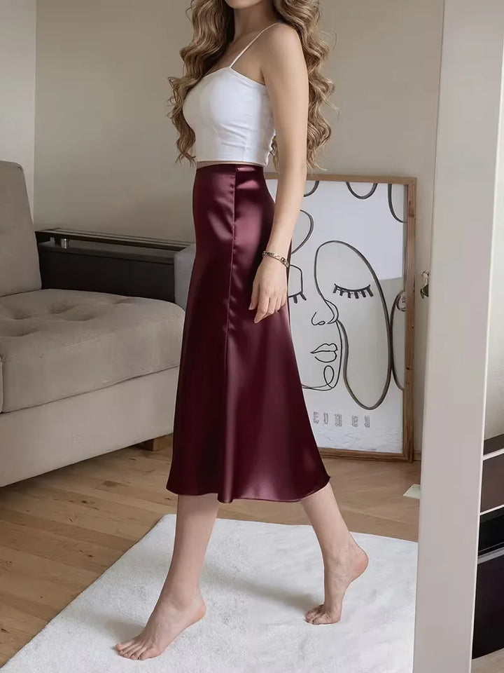 Veelzijdige satijnen midi rok dames, met hoge split en knoopdetails, voor smart casual stijl.