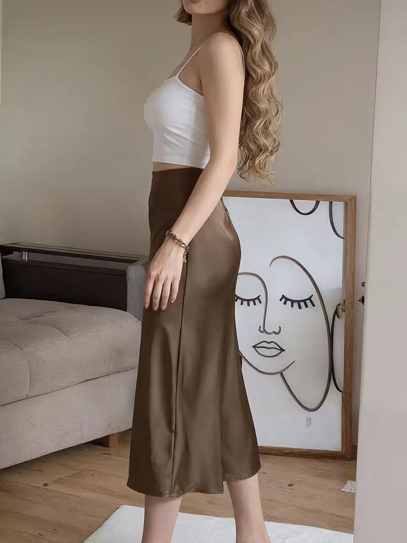 Damesrok van satijn met hoge split, midi lengte, accentueert de benen elegant en stijlvol.