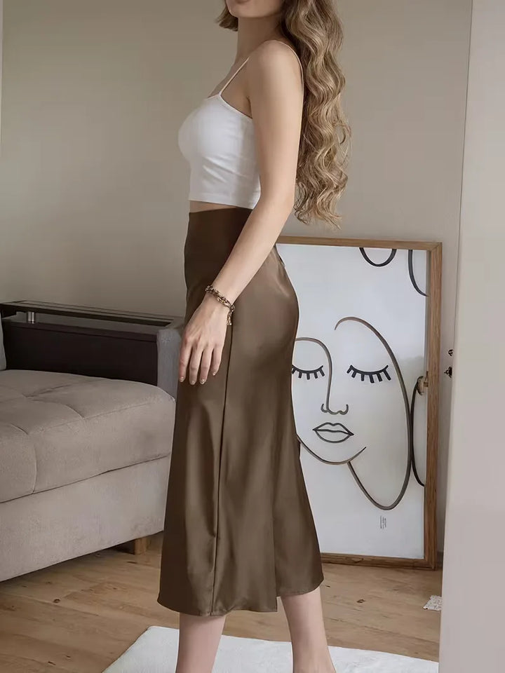 Damesrok van satijn met hoge split, midi lengte, accentueert de benen elegant en stijlvol.