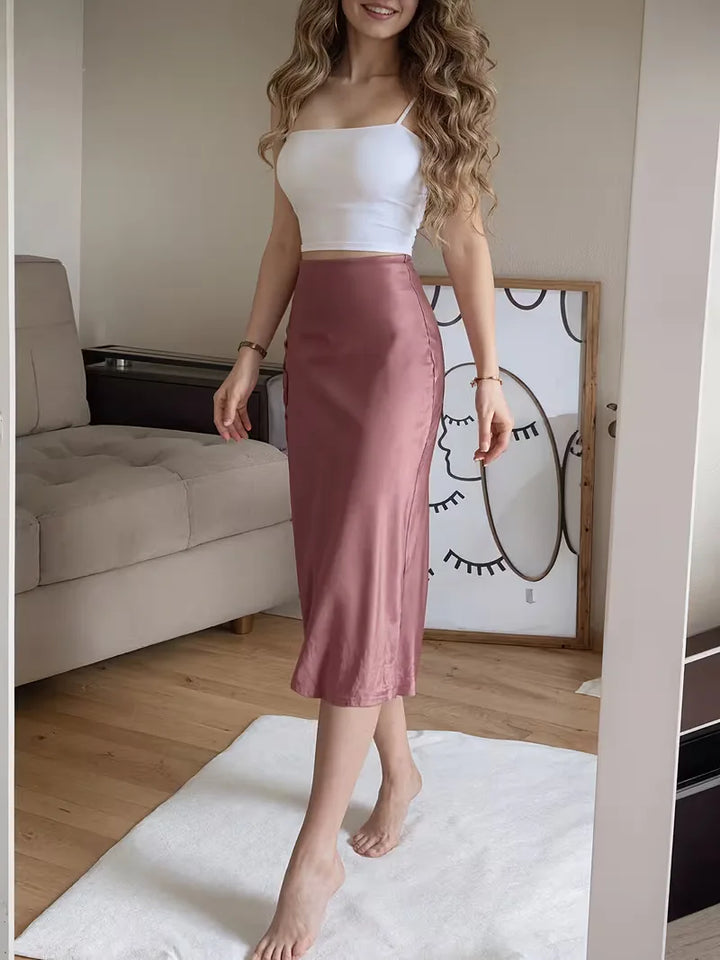Zwarte satijnen midi rok, dames, met elegante hoge split, veelzijdig te combineren.