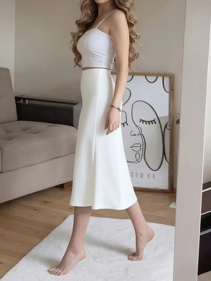 Prachtige satijnen damesrok met dynamische hoge split, elegant en comfortabel.