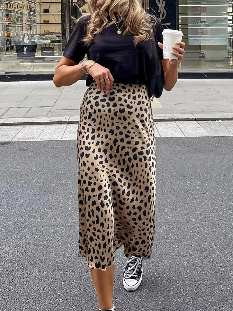Dames satijnen midi rok met trendy luipaardprint. Ideaal voor zomerse, casual of elegante outfits.