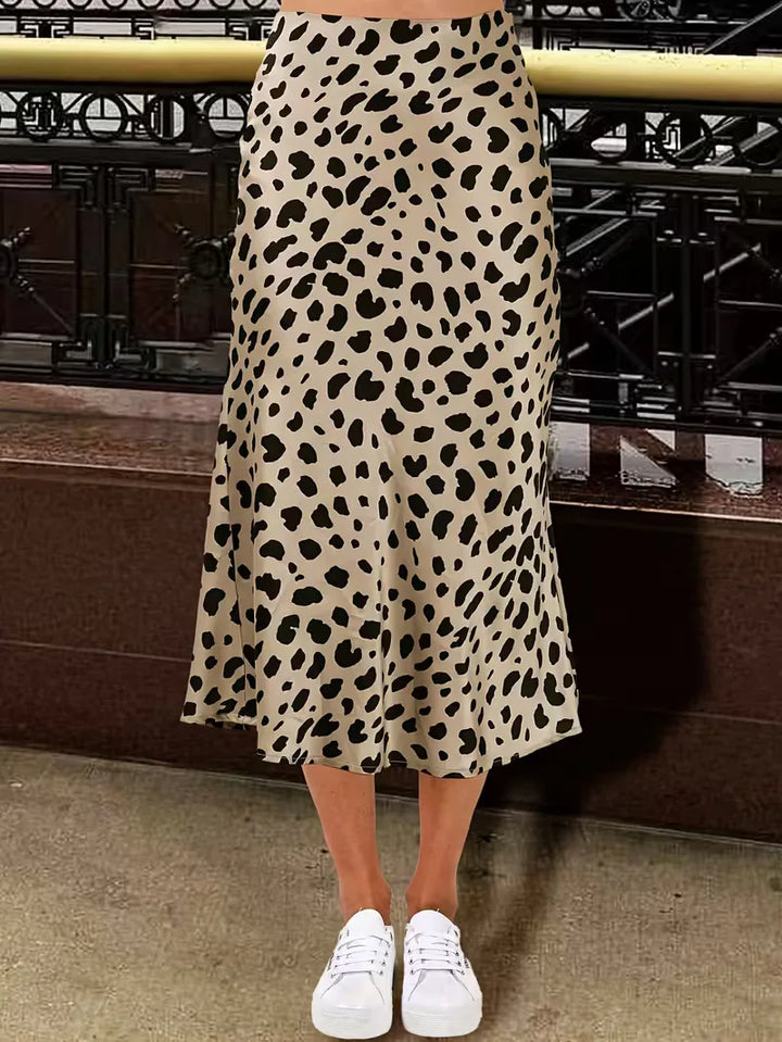 Trendy dames satijnen midi rok in luipaardprint, perfect voor een elegante zomerlook. Comfortabel en modieus.