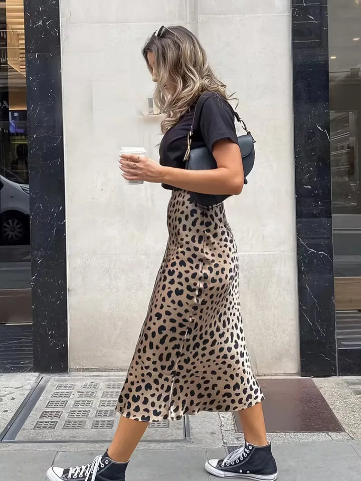 Elegante dames satijnen rok met unieke luipaardprint. Hoogtaille ontwerp voor een stijlvolle en comfortabele pasvorm.