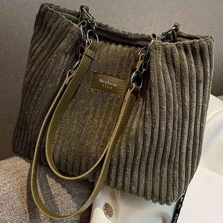 Stijlvolle corduroy dames schoudertas met ribbeltextuur en metalen ketting. Trendy casual voor elk seizoen.