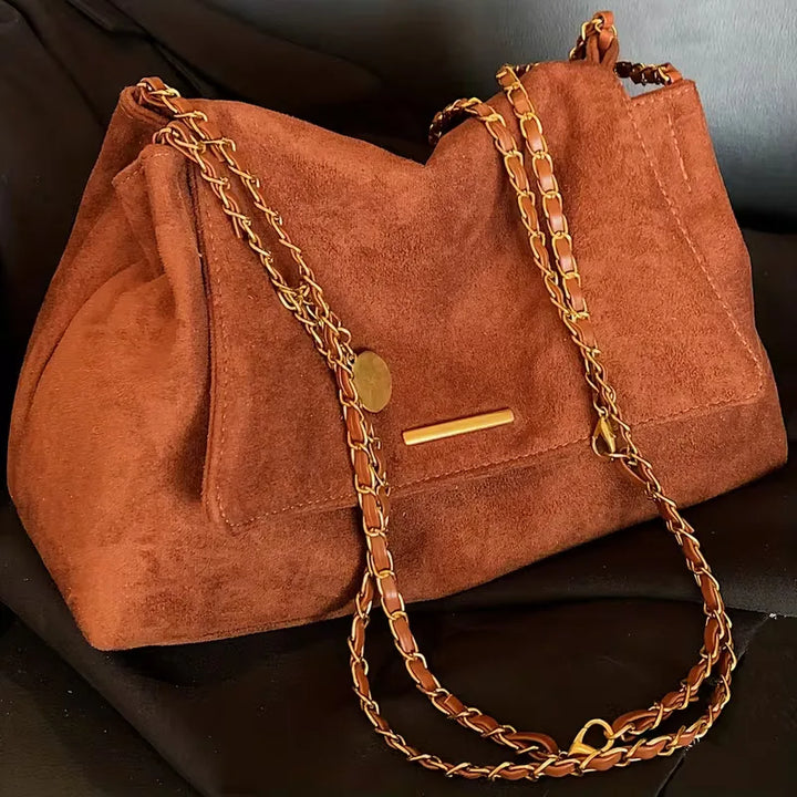 Khaki faux suède dames schoudertas, compact en modern. Voorzien van stijlvolle zilveren kettingband, veelzijdig en chic.