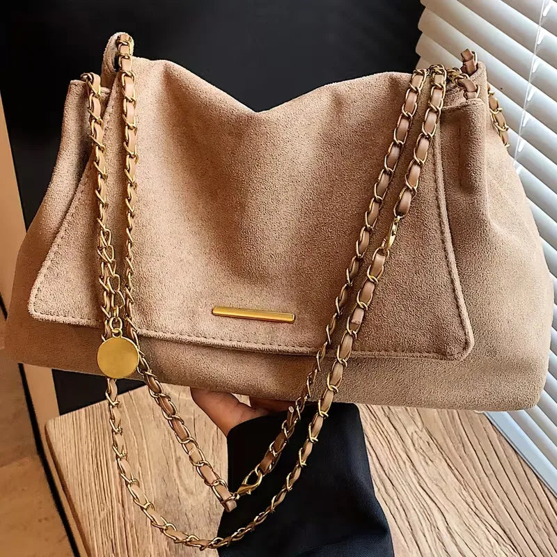 Elegante dames schoudertas in faux suède met verfijnde kettingband. Perfect voor een stijlvolle outfit, verkrijgbaar in meerdere kleuren.