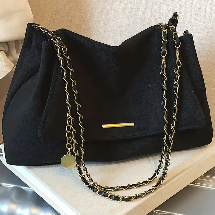 Herfst/winter dames schoudertas van premium faux suède met elegante ketting. Beschikbaar in bruin, zwart en khaki voor elke stijl.
